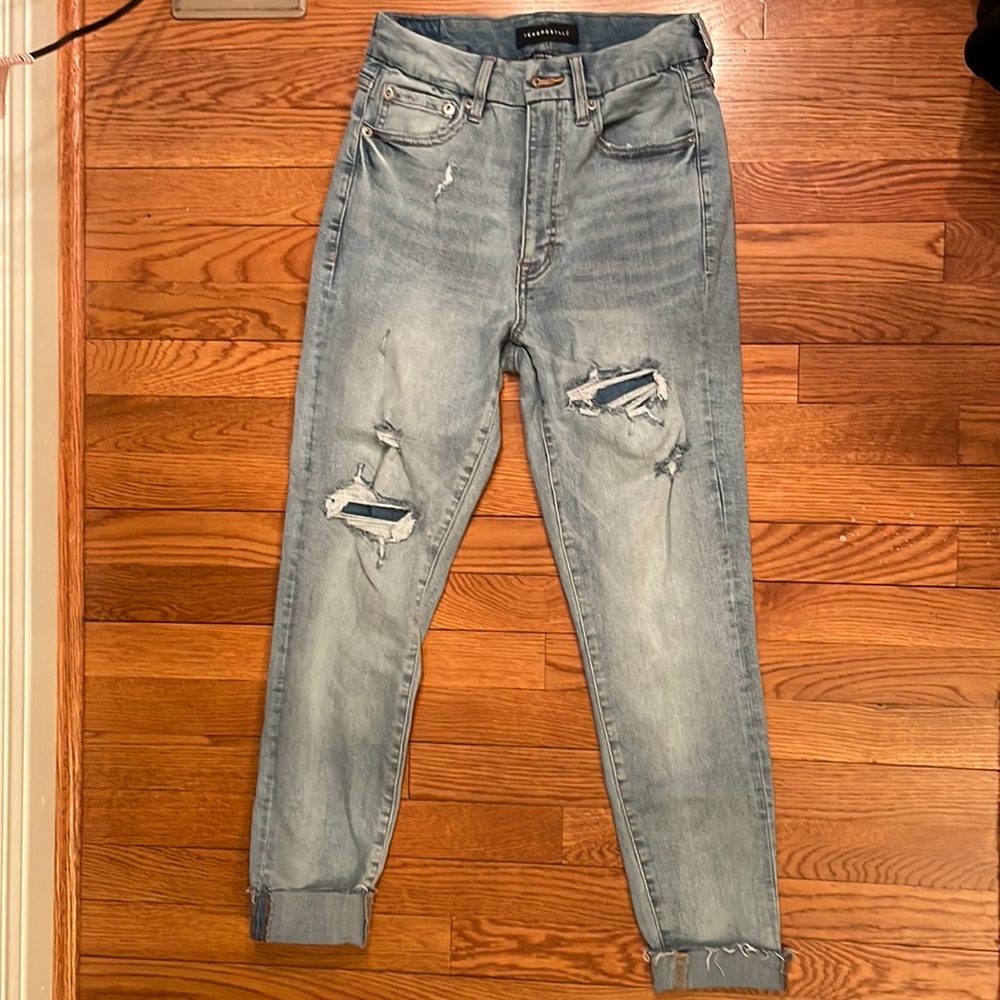 Aeropostale light wash skinny jeans Sz 6 distressed EUC no rips tears or stains